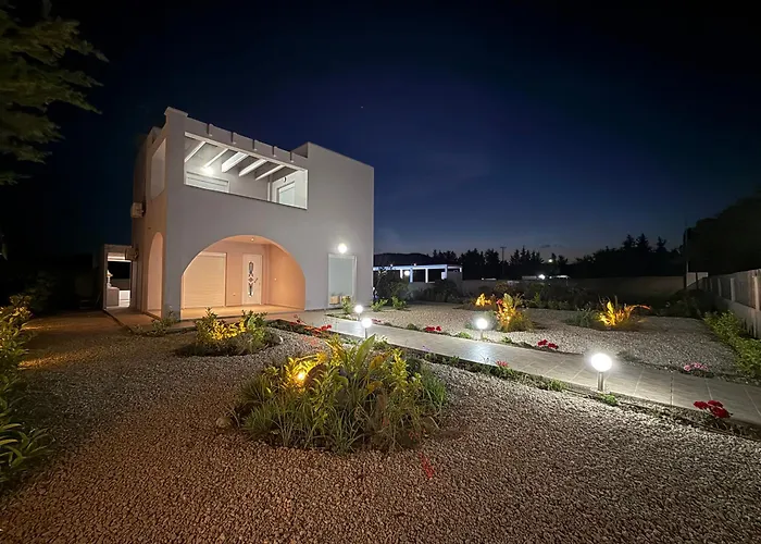 Azure Dreams With Pool - شاراكي