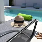 Βίλα Azure Dreams With Pool - Χαράκι