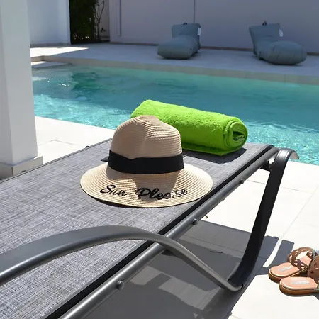 Βίλα Azure Dreams With Pool - Χαράκι