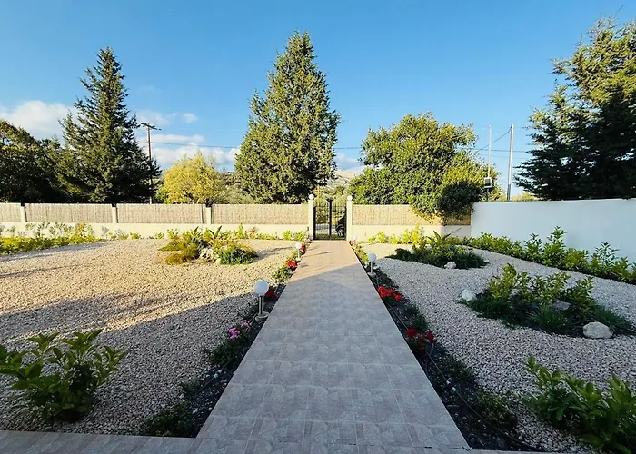 Azure Dreams With Pool - Villa