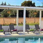 Azure Dreams With Pool - האראקי
