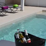 Azure Dreams With Pool - וילה