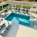 Azure Dreams With Pool - האראקי